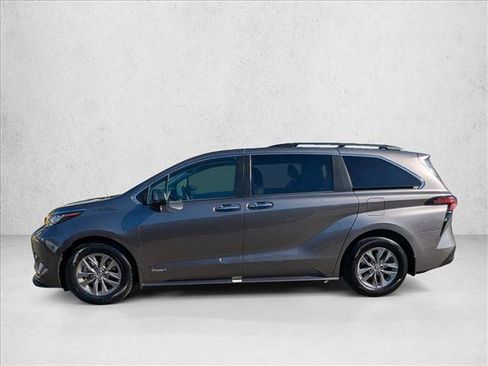 Used 2021 Toyota Sienna XLE image 10