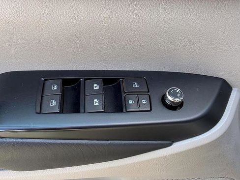 Used 2019 Toyota Highlander XLE image 16