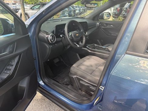Used 2025 Chevrolet Equinox LT w/ Safety and Technology Package FWD image 12