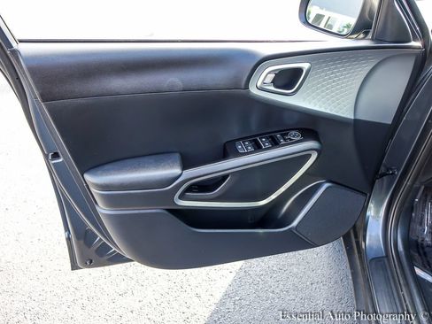Used 2025 Kia Soul LX w/ LX Technology Package FWD image 17