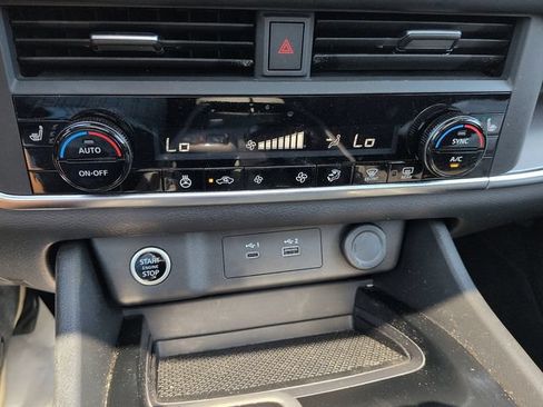 Used 2023 Nissan Rogue SV w/ SV Premium B Package FWD image 22