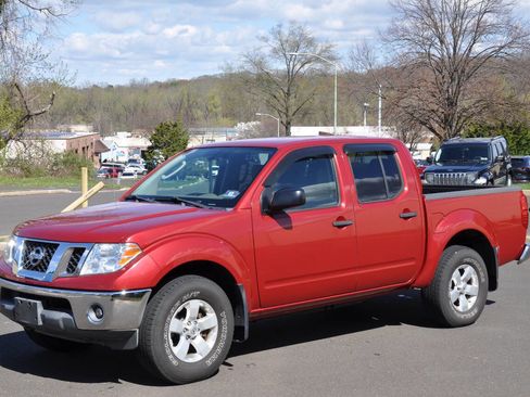 Used 2011 Nissan Frontier SV image 2