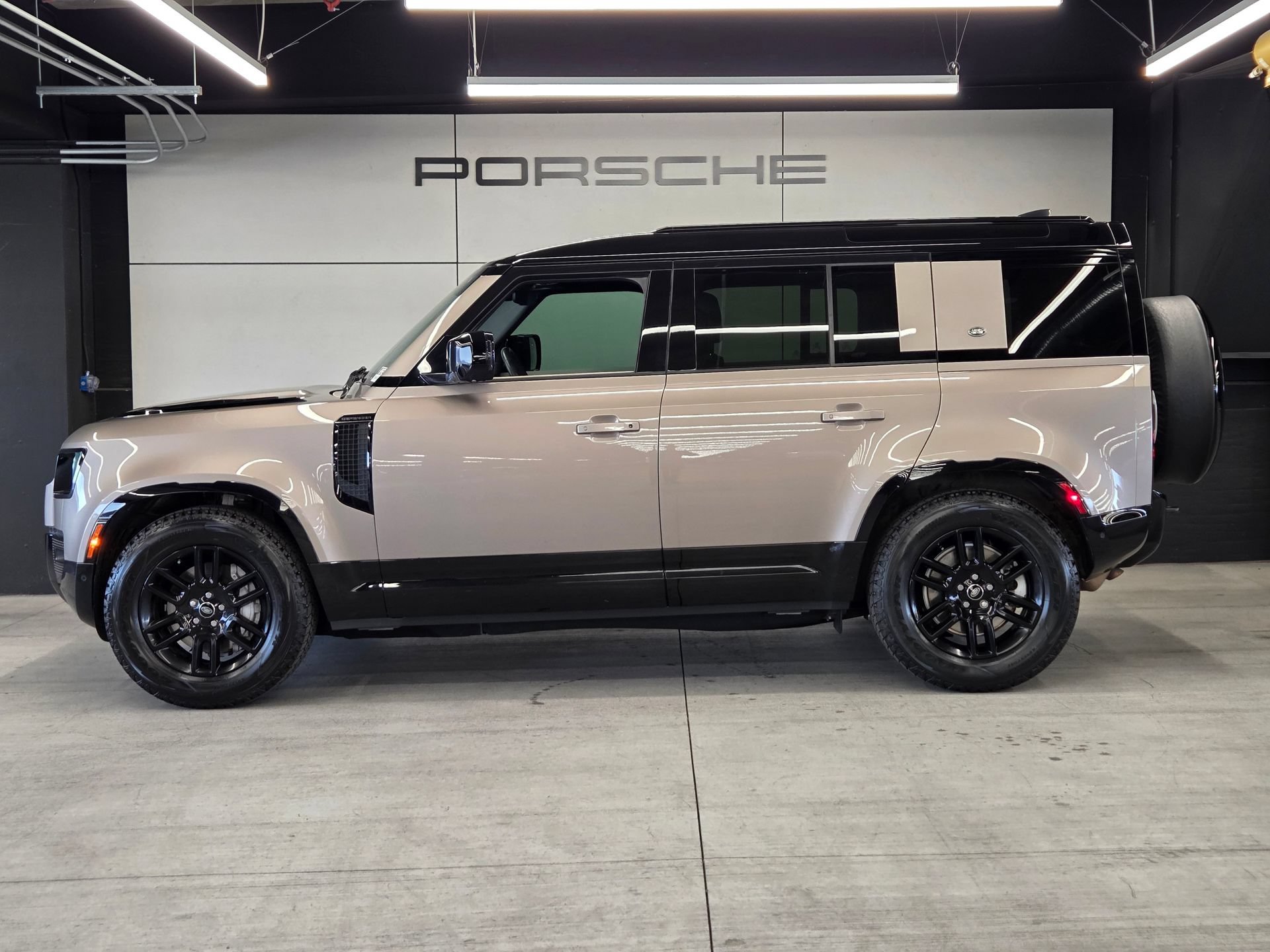 Used 2023 Land Rover Defender 110 X-Dynamic SE AWD/4WD image 2