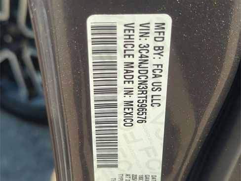 Certified 2024 Jeep Compass Limited image 28