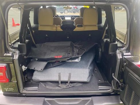 Used 2018 Jeep Wrangler Unlimited Sahara AWD/4WD image 31