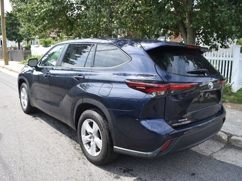 Used 2025 Toyota Highlander LE FWD image 8
