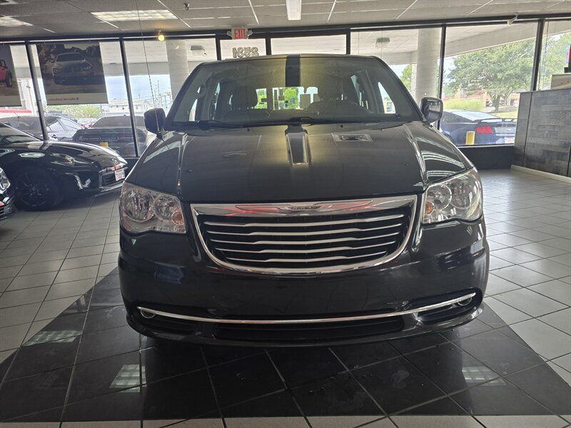 Used 2015 Chrysler Town & Country Touring w/ Driver Convenience Group FWD image 2
