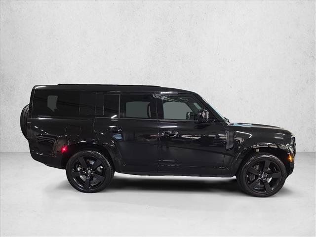 Used 2025 Land Rover Defender 130 X-Dynamic SE AWD/4WD image 4