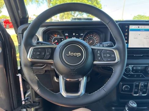 Used 2025 Jeep Wrangler Unlimited Sahara AWD/4WD image 27