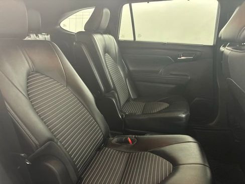Used 2023 Toyota Highlander XSE FWD image 16