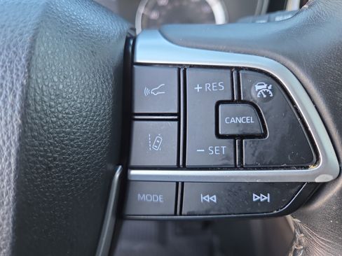 Used 2022 Toyota Highlander LE image 26