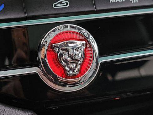 Used 2020 Jaguar F-PACE Premium image 33