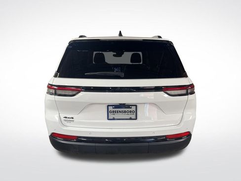 Used 2024 Jeep Grand Cherokee Altitude AWD/4WD image 4