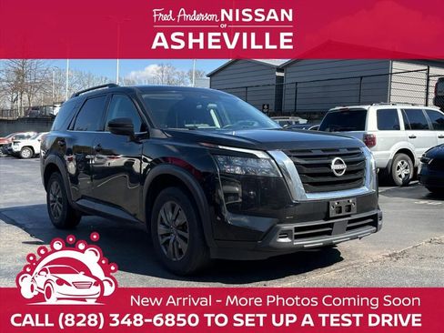 Used 2024 Nissan Pathfinder SV image 1