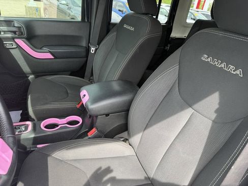 Used 2017 Jeep Wrangler Unlimited Sahara w/ Connectivity Group image 14