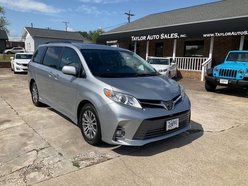 Used 2020 Toyota Sienna XLE FWD image 1