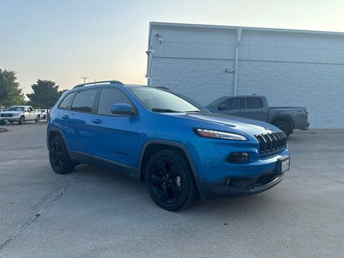 Used 2018 Jeep Cherokee Latitude w/ Altitude Package FWD image 7