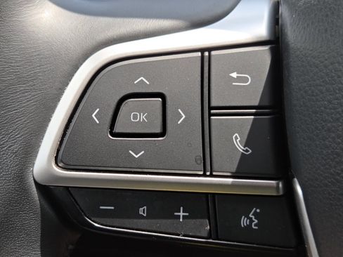 Used 2022 Toyota Highlander XLE AWD/4WD image 15
