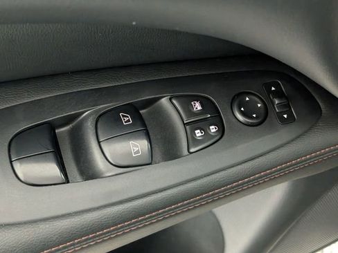 Used 2019 Nissan Pathfinder SL image 12