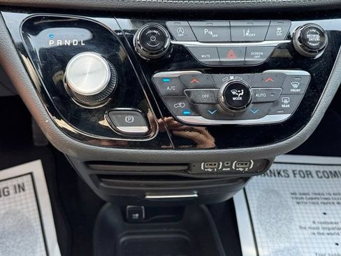 Used 2025 Chrysler Pacifica Select FWD image 18