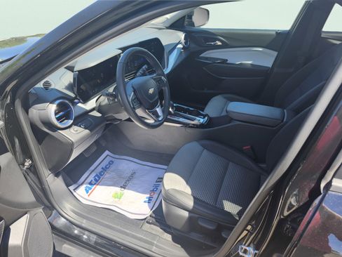 Used 2024 Chevrolet Trax LT w/ Driver Confidence Package FWD image 9