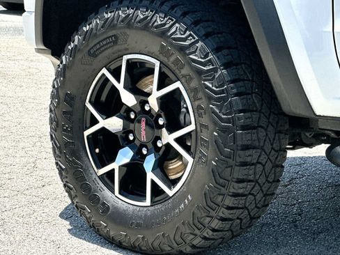 Used 2024 GMC Canyon AT4X AWD/4WD image 11