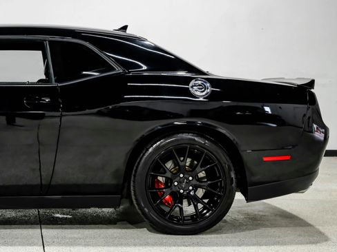Used 2016 Dodge Challenger SRT image 11