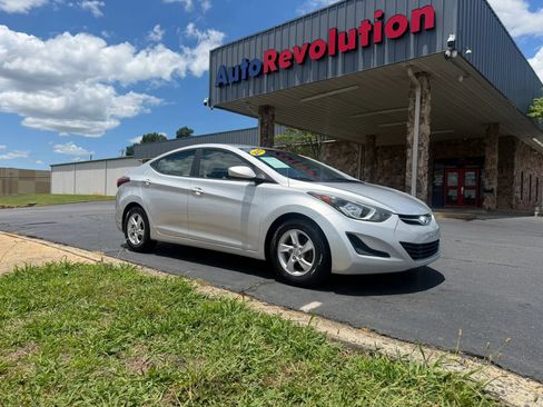 Used 2015 Hyundai Elantra SE FWD image 1