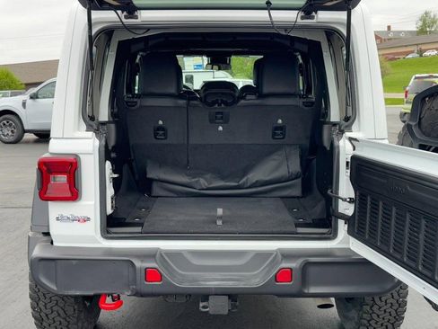 Used 2025 Jeep Wrangler Unlimited Rubicon w/ Convenience Group AWD/4WD image 5