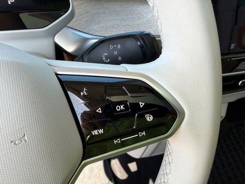 Used 2025 Volkswagen ID. Buzz 1st Edition AWD/4WD image 9