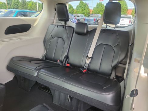 Used 2024 Chrysler Pacifica Touring-L FWD image 13