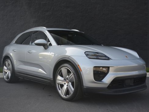 Certified 2025 Porsche Macan 4 Electric image 9