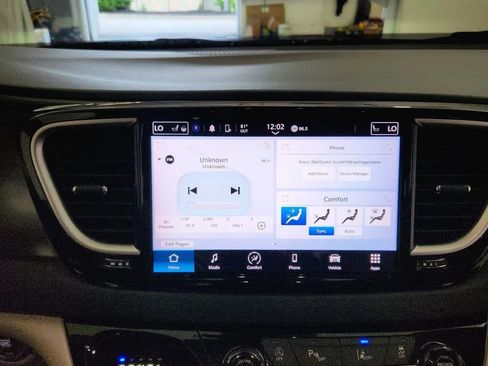 Used 2023 Chrysler Pacifica Touring-L FWD image 16