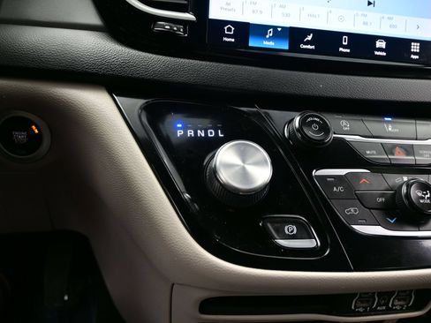 Used 2022 Chrysler Pacifica Touring-L FWD image 25