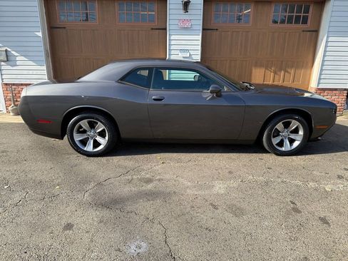 Used 2016 Dodge Challenger SXT image 2