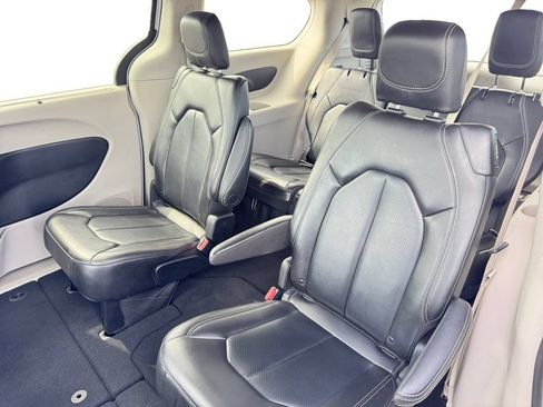 Used 2023 Chrysler Pacifica Touring-L FWD image 13