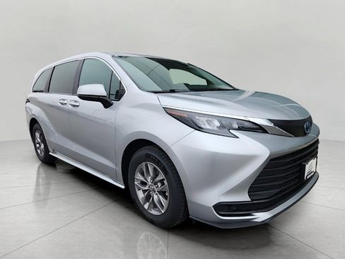 Used 2025 Toyota Sienna LE image 30