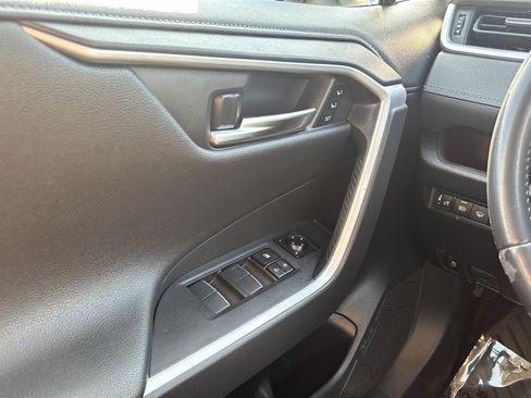 Used 2019 Toyota RAV4 Limited AWD/4WD image 33