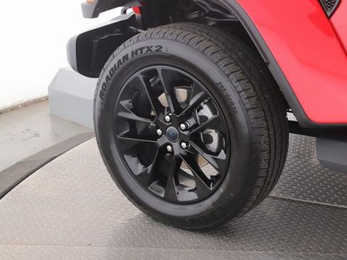 Used 2025 Jeep Wrangler Unlimited Sahara image 13