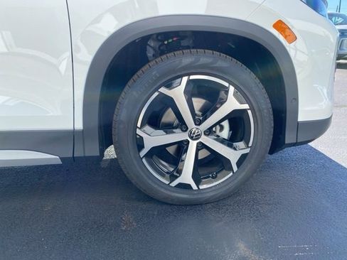 New 2025 Volkswagen Tiguan SE image 19