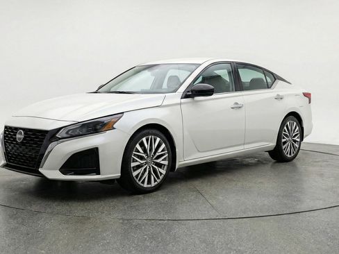 Used 2025 Nissan Altima 2.5 SV image 3