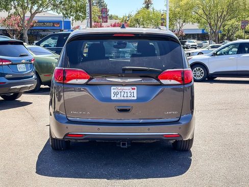 Used 2017 Chrysler Pacifica Limited w/ UConnect Theater Package FWD image 3