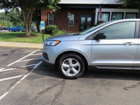 Used 2020 Ford Edge SE FWD image 2