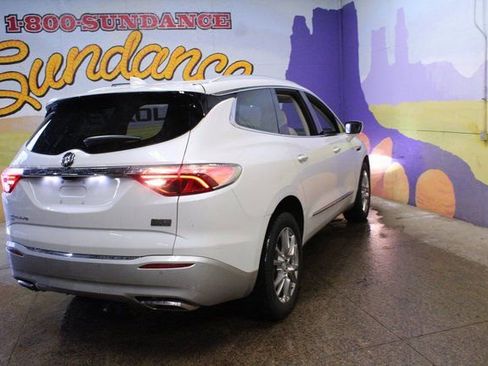 Used 2022 Buick Enclave Essence image 8