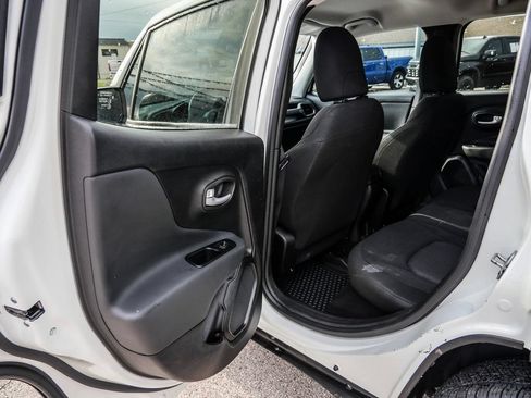 Used 2023 Jeep Renegade Latitude AWD/4WD image 38