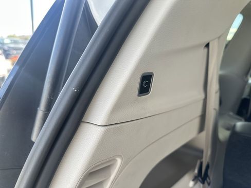 Used 2024 Chrysler Pacifica Touring-L image 22