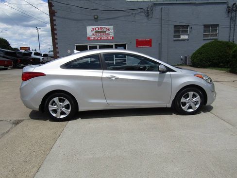 Used 2013 Hyundai Elantra FWD image 6