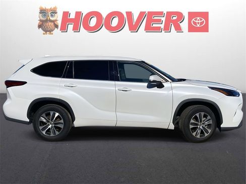 Used 2022 Toyota Highlander XLE image 2