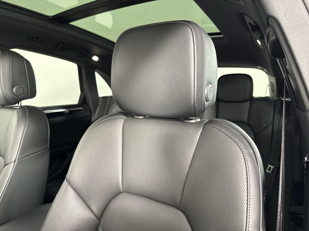 Certified 2025 Porsche Macan AWD/4WD image 41