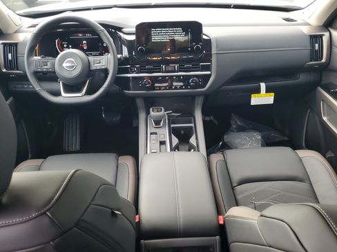 New 2025 Nissan Pathfinder Platinum image 10